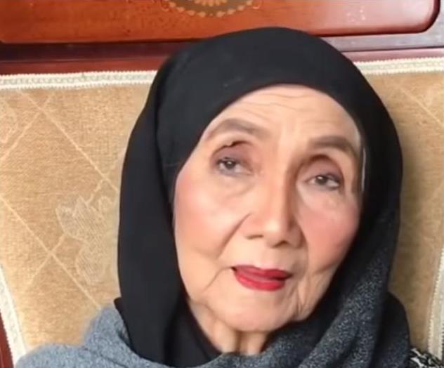 孫女為70歲阿嬤化妝，完成後比媽媽還要年輕，把她高興壞了！