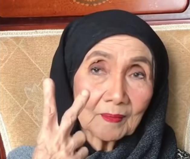 孫女為70歲阿嬤化妝，完成後比媽媽還要年輕，把她高興壞了！