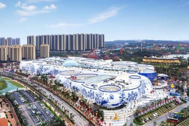 世界最大青花瓷建築建成！占地285畝、斥資400億，外形仿照景德鎮青花瓷，內部更是另有乾坤