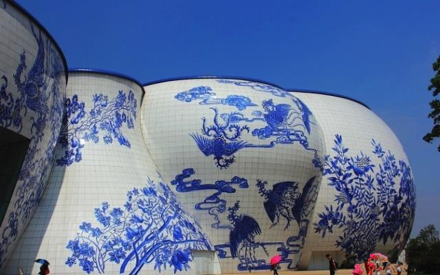 世界最大青花瓷建築建成！占地285畝、斥資400億，外形仿照景德鎮青花瓷，內部更是另有乾坤