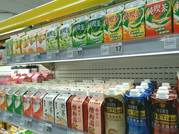 超商飲料排字「濃濃好大發」客人看到笑翻　網加碼曝「另一個架上更A」員工現身喊：這我排的