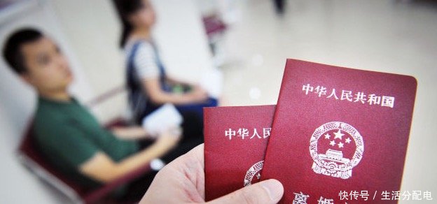 丈夫車禍成植物人，妻子照顧十年，他醒後一瞧沙發，和妻子離了婚！