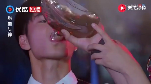 富二代仗著自己有錢老愛欺負同學，結果「這位同學」背景卻大有來頭！網友看完大喊：好爽！