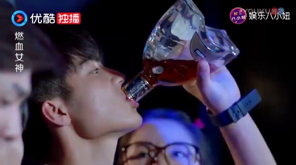 富二代仗著自己有錢老愛欺負同學，結果「這位同學」背景卻大有來頭！網友看完大喊：好爽！
