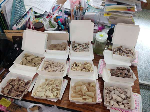 生物學老師「課堂上拿出11樣黑白切」教學生　大家驚呼：我一直吃的是子宮