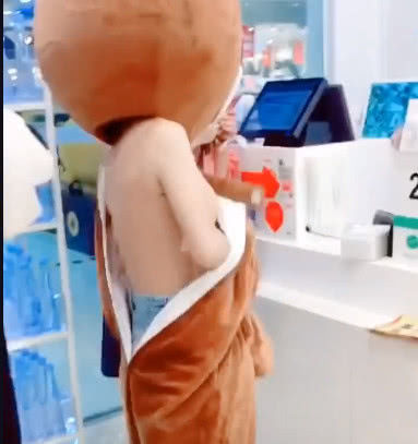 美女扮演大熊去超市買東西，結賬的時候脫衣服，周圍的人不淡定了！ 