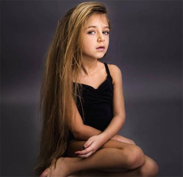 這名俄羅斯的7歲小女孩美若天仙，但是她「脫掉上衣」後人們都驚訝到說不出話來！