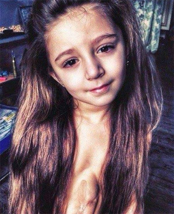 這名俄羅斯的7歲小女孩美若天仙，但是她「脫掉上衣」後人們都驚訝到說不出話來！
