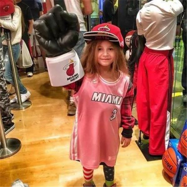 這名俄羅斯的7歲小女孩美若天仙，但是她「脫掉上衣」後人們都驚訝到說不出話來！