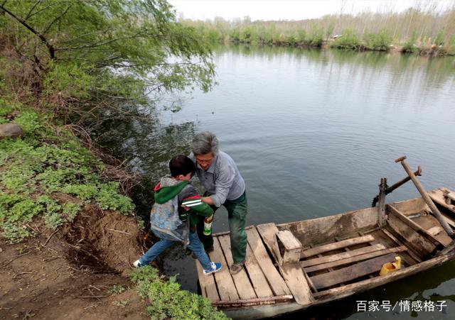 男孩打工，繼母不讓他回來探親，男孩起疑心回家，推開門跪下了