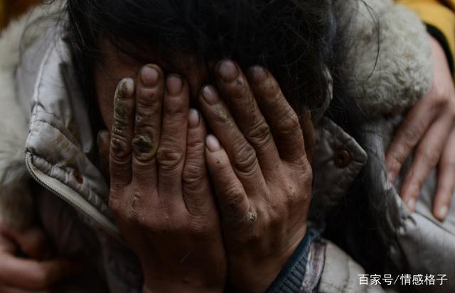 男孩打工，繼母不讓他回來探親，男孩起疑心回家，推開門跪下了