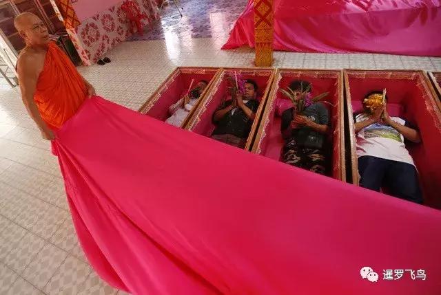 泰國人躺棺材迎新年！稱用「死」來迎接新生