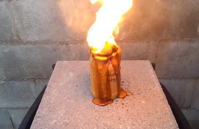 他把一千度液態銅倒入花生醬，竟出現如火山爆發的畫面