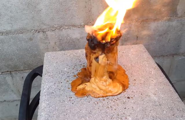 他把一千度液態銅倒入花生醬，竟出現如火山爆發的畫面