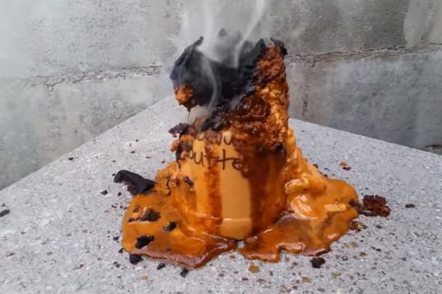 他把一千度液態銅倒入花生醬，竟出現如火山爆發的畫面