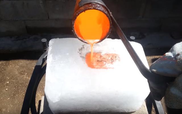 把1000℃度的銅水倒入冰塊中會怎樣，看到它的樣子，嚇我一跳 