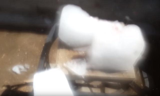 把1000℃度的銅水倒入冰塊中會怎樣，看到它的樣子，嚇我一跳 