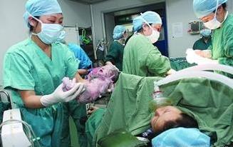 22歲孕婦沒日沒夜打麻將，剖腹取出孩子後，全家嚎啕大哭