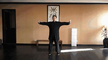 【真人示範】學會3招「伸筋拔骨」操 ，幫你伸開經絡，心肺健康、緩解背部疼痛、腎更強！