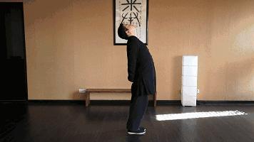 【真人示範】學會3招「伸筋拔骨」操 ，幫你伸開經絡，心肺健康、緩解背部疼痛、腎更強！