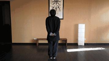 【真人示範】學會3招「伸筋拔骨」操 ，幫你伸開經絡，心肺健康、緩解背部疼痛、腎更強！