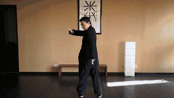 【真人示範】學會3招「伸筋拔骨」操 ，幫你伸開經絡，心肺健康、緩解背部疼痛、腎更強！