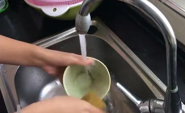 把氣球套在水龍頭上，老婆從此愛上了洗碗，直誇我真聰明！看到的人也都跟著這麼做！ 