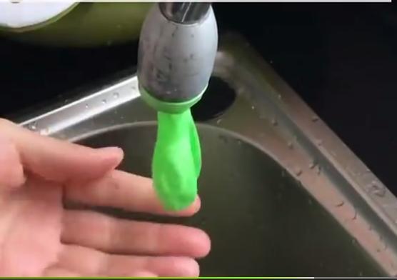 把氣球套在水龍頭上，老婆從此愛上了洗碗，直誇我真聰明！看到的人也都跟著這麼做！ 