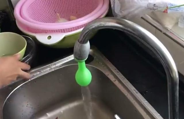 把氣球套在水龍頭上，老婆從此愛上了洗碗，直誇我真聰明！看到的人也都跟著這麼做！ 