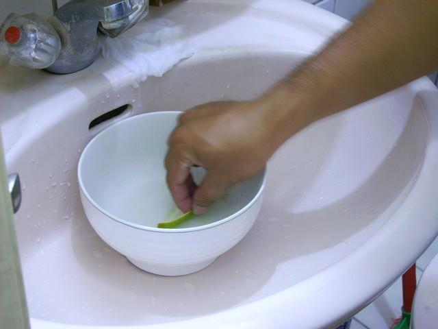 把氣球套在水龍頭上，老婆從此愛上了洗碗，直誇我真聰明！看到的人也都跟著這麼做！ 