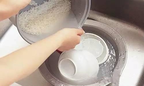 把氣球套在水龍頭上，老婆從此愛上了洗碗，直誇我真聰明！看到的人也都跟著這麼做！ 