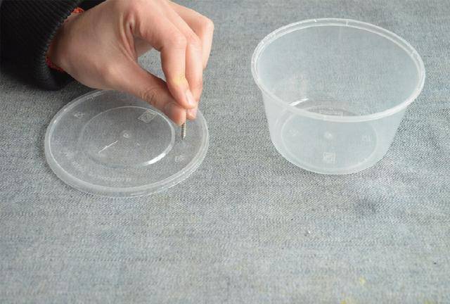 圓形打包盒蓋子上戳幾個洞 放冰箱裡太實用了 看到的人都誇好