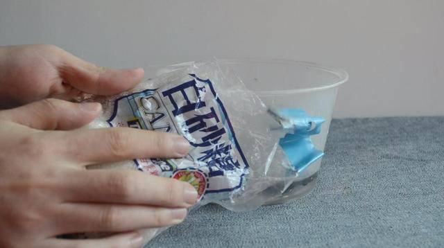 圓形打包盒蓋子上戳幾個洞 放冰箱裡太實用了 看到的人都誇好