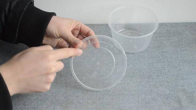 圓形打包盒蓋子上戳幾個洞 放冰箱裡太實用了 看到的人都誇好