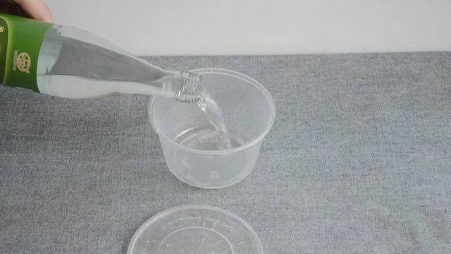 圓形打包盒蓋子上戳幾個洞 放冰箱裡太實用了 看到的人都誇好