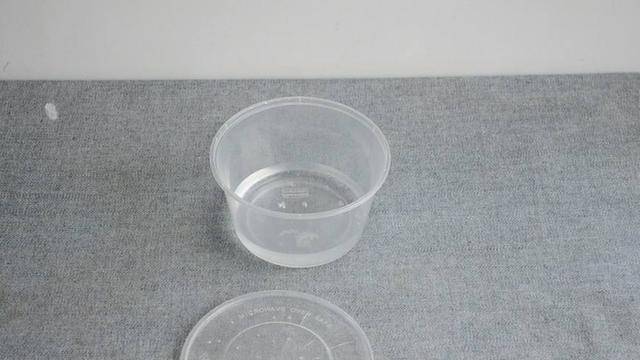 圓形打包盒蓋子上戳幾個洞 放冰箱裡太實用了 看到的人都誇好