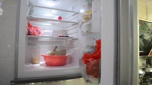 圓形打包盒蓋子上戳幾個洞 放冰箱裡太實用了 看到的人都誇好