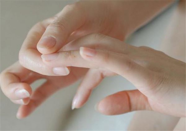 指甲出現這「5種狀況」千萬不要忽視，很可能是身體大病的前兆！ 