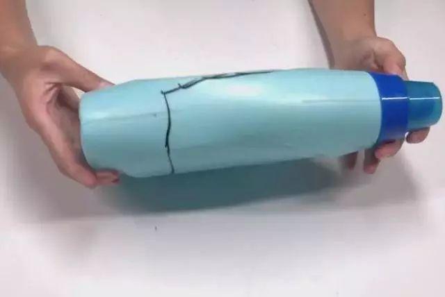 洗衣精桶千萬別丟！剪一刀掛插座上，老婆說我超聰明！