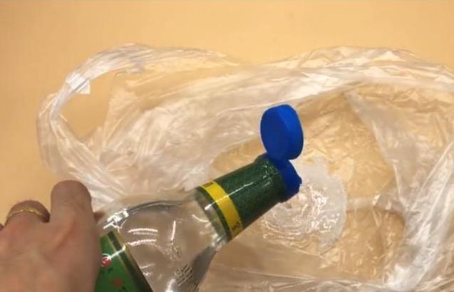 塑膠袋套在噴頭上太實用了，解決了家家戶戶的難題