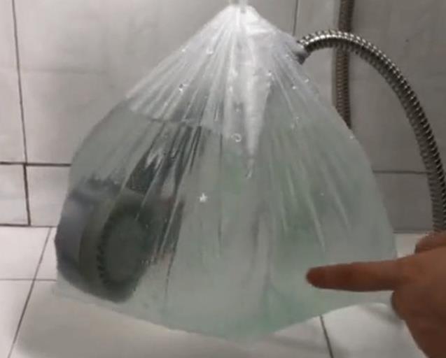 塑膠袋套在噴頭上太實用了，解決了家家戶戶的難題