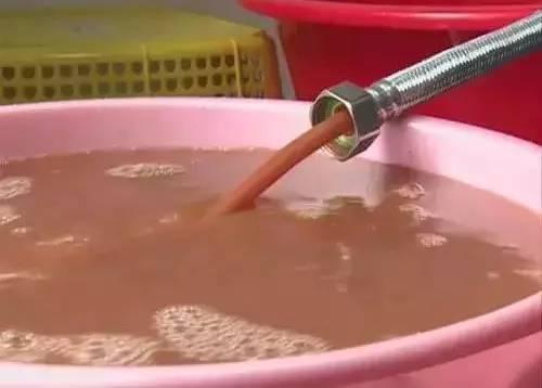 塑膠袋套在噴頭上太實用了，解決了家家戶戶的難題