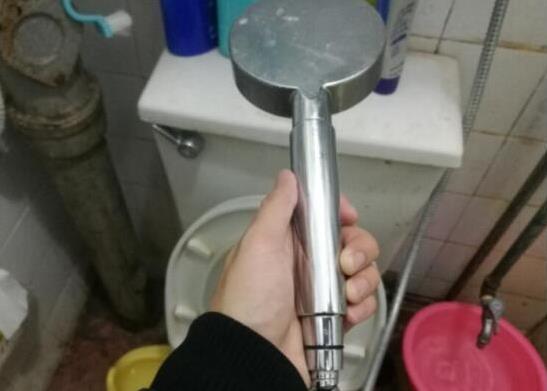 塑膠袋套在噴頭上太實用了，解決了家家戶戶的難題