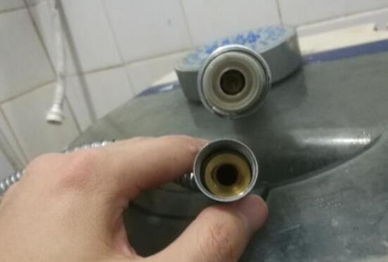塑膠袋套在噴頭上太實用了，解決了家家戶戶的難題