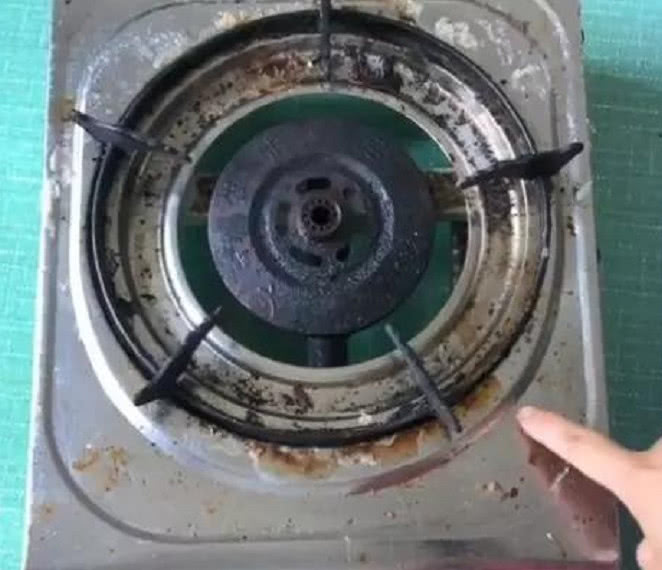 灶台油膩膩難清潔？教你不用一滴水，輕輕一擦，灶台潔淨如初，火力還比以前大，更省燃氣