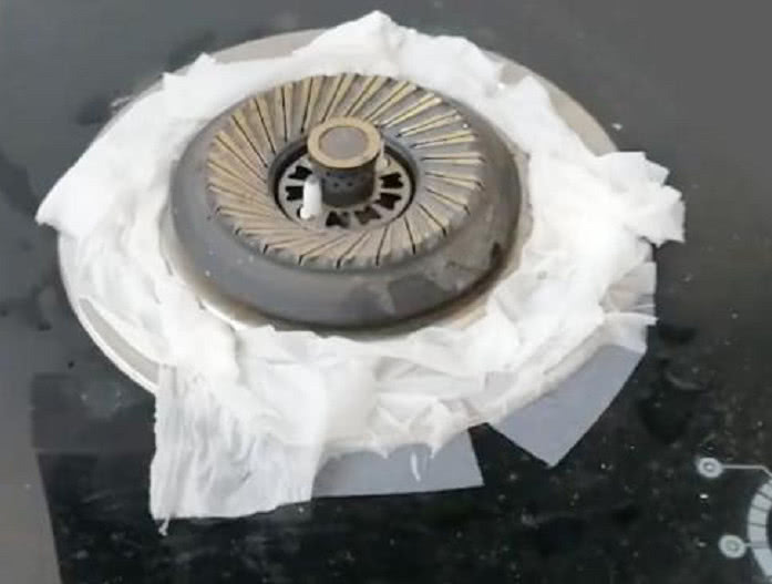 灶台油膩膩難清潔？教你不用一滴水，輕輕一擦，灶台潔淨如初，火力還比以前大，更省燃氣