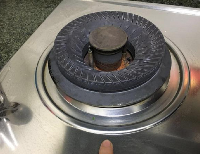 灶台油膩膩難清潔？教你不用一滴水，輕輕一擦，灶台潔淨如初，火力還比以前大，更省燃氣