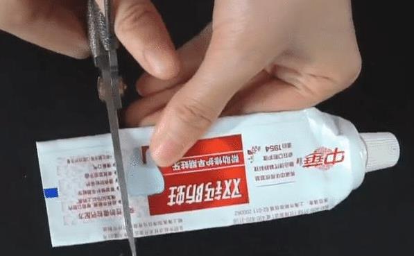 用完的牙膏皮別扔了，剪幾刀放在家裡特別「值錢」，全家人都搶著用