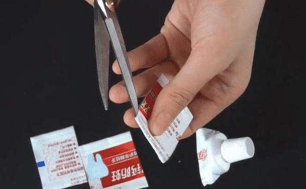 用完的牙膏皮別扔了，剪幾刀放在家裡特別「值錢」，全家人都搶著用
