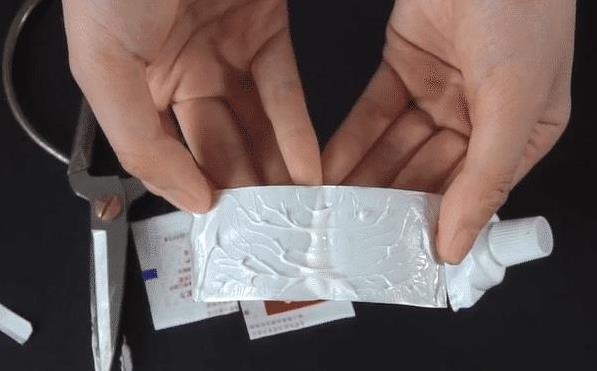 用完的牙膏皮別扔了，剪幾刀放在家裡特別「值錢」，全家人都搶著用